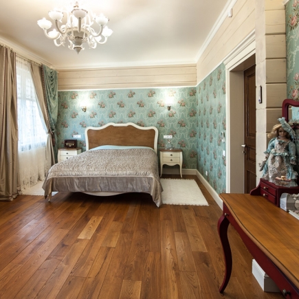 Provençal children's room with canopy bed and pastel textiles