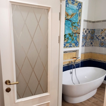 Guest suite with classical decor and garden view